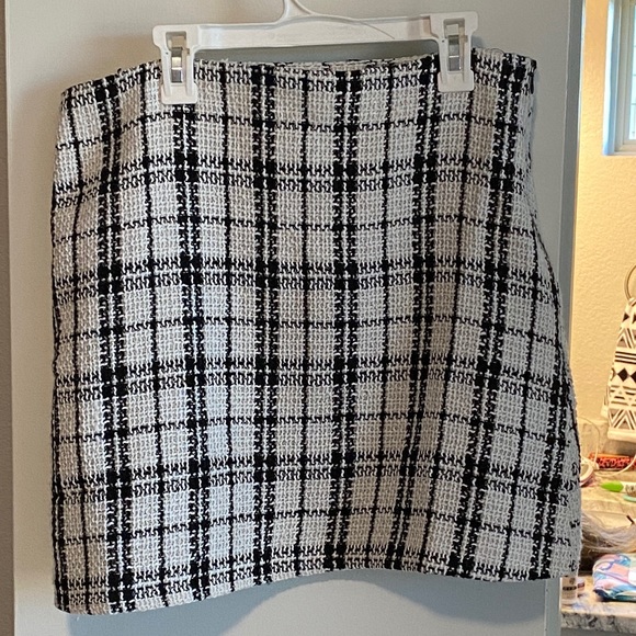 Lulus Dresses & Skirts - Lulus Plaid tweed mini skirt